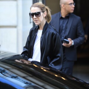 Céline Dion à la sortie de son hôtel, le Royal Monceau, à Paris, le 5 août 2017, pour aller prendre un avion pour Glasgow où elle va donner le dernier concert de sa tournée en Europe.
