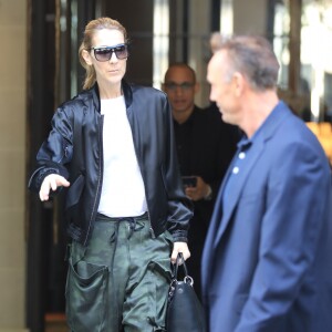 Céline Dion à la sortie de son hôtel, le Royal Monceau, à Paris, le 5 août 2017, pour aller prendre un avion pour Glasgow où elle va donner le dernier concert de sa tournée en Europe.