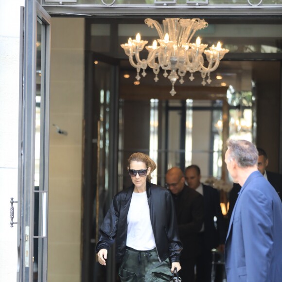 Céline Dion à la sortie de son hôtel, le Royal Monceau, à Paris, le 5 août 2017, pour aller prendre un avion pour Glasgow où elle va donner le dernier concert de sa tournée en Europe.