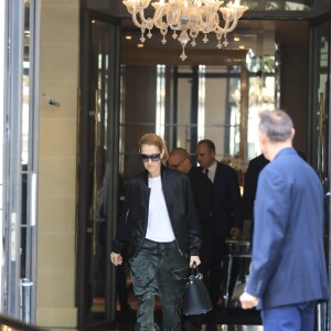 Céline Dion à la sortie de son hôtel, le Royal Monceau, à Paris, le 5 août 2017, pour aller prendre un avion pour Glasgow où elle va donner le dernier concert de sa tournée en Europe.