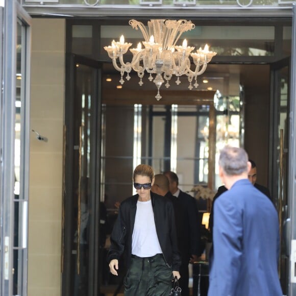 Céline Dion à la sortie de son hôtel, le Royal Monceau, à Paris, le 5 août 2017, pour aller prendre un avion pour Glasgow où elle va donner le dernier concert de sa tournée en Europe.