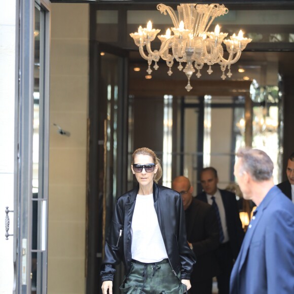 Céline Dion à la sortie de son hôtel, le Royal Monceau, à Paris, le 5 août 2017, pour aller prendre un avion pour Glasgow où elle va donner le dernier concert de sa tournée en Europe.