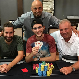 René-Charles Angélil (16 ans) jouant au poker au club de golf de Terrebonne, Le Mirage, au Canada, le 4 août 2017