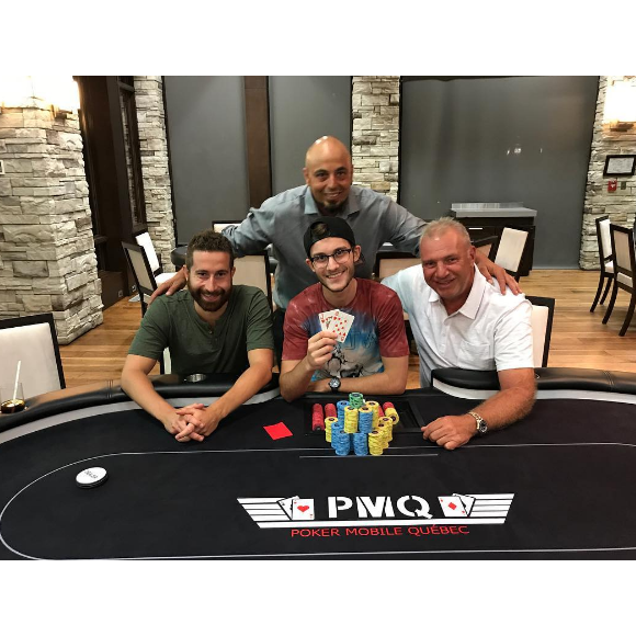 René-Charles Angélil (16 ans) jouant au poker au club de golf de Terrebonne, Le Mirage, au Canada, le 4 août 2017
