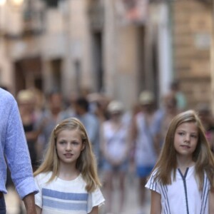 Le roi Felipe VI et la reine Letizia d'Espagne, en balade avec leurs filles Leonor et Sofia, ont visité à Soller le musée d'art moderne Can Prunera, le 6 août 2017 à Majorque.