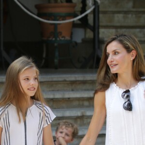 Le roi Felipe VI et la reine Letizia d'Espagne, en balade avec leurs filles Leonor et Sofia, ont visité à Soller le musée d'art moderne Can Prunera, le 6 août 2017 à Majorque.