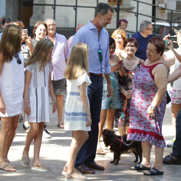 Le roi Felipe VI et la reine Letizia d'Espagne, en balade avec leurs filles Leonor et Sofia, ont visité à Soller le musée d'art moderne Can Prunera, le 6 août 2017 à Majorque.