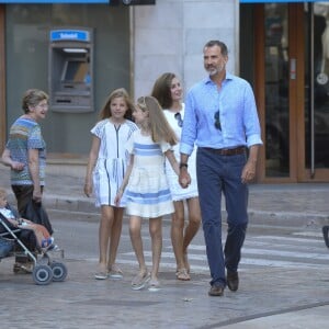 Le roi Felipe VI et la reine Letizia d'Espagne, en balade avec leurs filles Leonor et Sofia, ont visité à Soller le musée d'art moderne Can Prunera, le 6 août 2017 à Majorque.