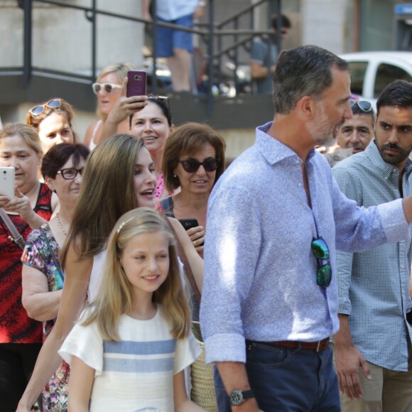 Le roi Felipe VI et la reine Letizia d'Espagne, en balade avec leurs filles Leonor et Sofia, ont visité à Soller le musée d'art moderne Can Prunera, le 6 août 2017 à Majorque.