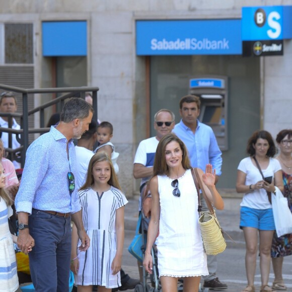 Le roi Felipe VI et la reine Letizia d'Espagne, en balade avec leurs filles Leonor et Sofia, ont visité à Soller le musée d'art moderne Can Prunera, le 6 août 2017 à Majorque.