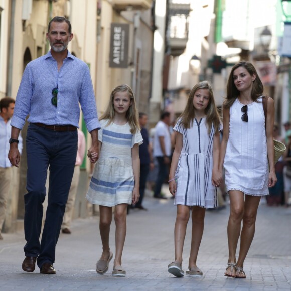 Le roi Felipe VI et la reine Letizia d'Espagne, en balade avec leurs filles Leonor et Sofia, ont visité à Soller le musée d'art moderne Can Prunera, le 6 août 2017 à Majorque.
