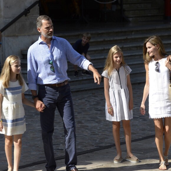 Le roi Felipe VI et la reine Letizia d'Espagne, en balade avec leurs filles Leonor et Sofia, ont visité à Soller le musée d'art moderne Can Prunera, le 6 août 2017 à Majorque.