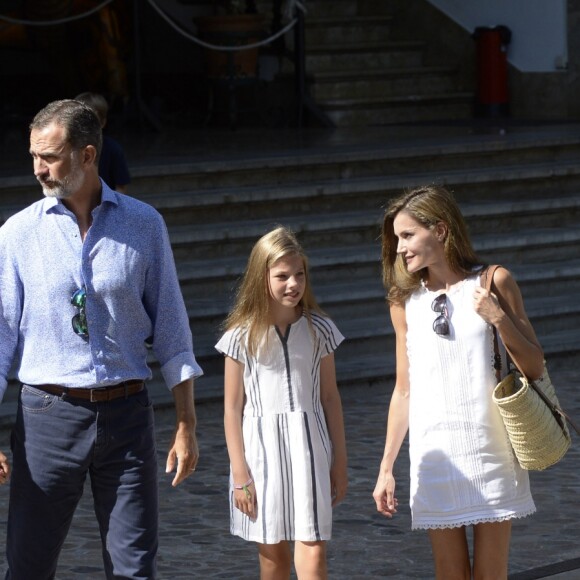 Le roi Felipe VI et la reine Letizia d'Espagne, en balade avec leurs filles Leonor et Sofia, ont visité à Soller le musée d'art moderne Can Prunera, le 6 août 2017 à Majorque.