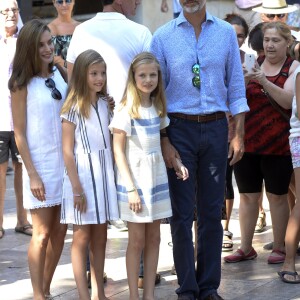 Le roi Felipe VI et la reine Letizia d'Espagne, en balade avec leurs filles Leonor et Sofia, ont visité à Soller le musée d'art moderne Can Prunera, le 6 août 2017 à Majorque.