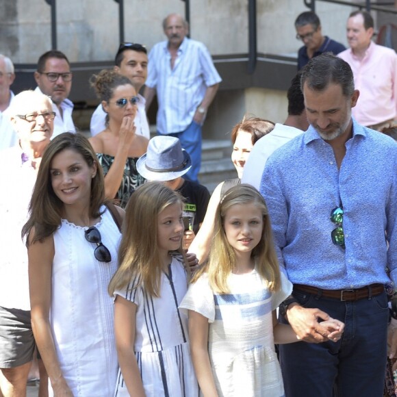Le roi Felipe VI et la reine Letizia d'Espagne, en balade avec leurs filles Leonor et Sofia, ont visité à Soller le musée d'art moderne Can Prunera, le 6 août 2017 à Majorque.