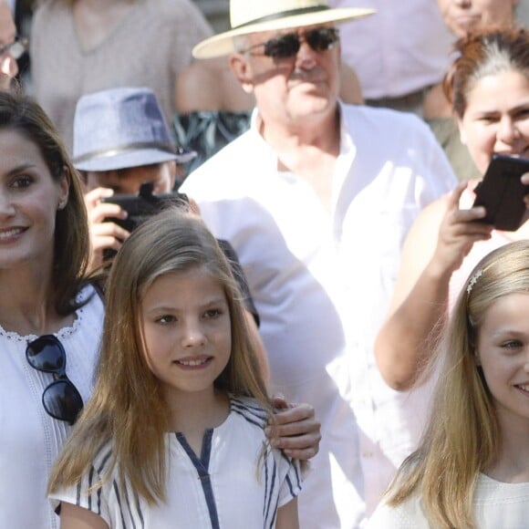 Le roi Felipe VI et la reine Letizia d'Espagne, en balade avec leurs filles Leonor et Sofia, ont visité à Soller le musée d'art moderne Can Prunera, le 6 août 2017 à Majorque.