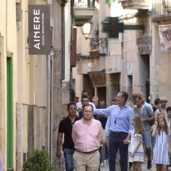 Le roi Felipe VI et la reine Letizia d'Espagne, en balade avec leurs filles Leonor et Sofia, ont visité à Soller le musée d'art moderne Can Prunera, le 6 août 2017 à Majorque.