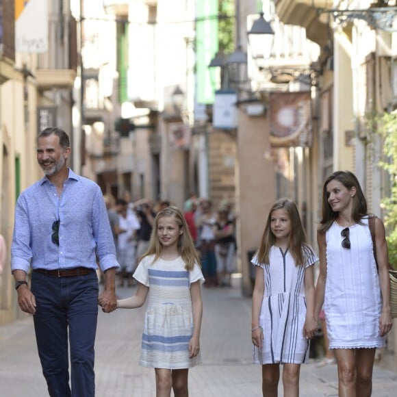 Le roi Felipe VI et la reine Letizia d'Espagne, en balade avec leurs filles Leonor et Sofia, ont visité à Soller le musée d'art moderne Can Prunera, le 6 août 2017 à Majorque.