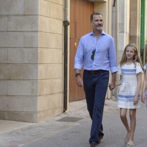 Le roi Felipe VI et la reine Letizia d'Espagne, en balade avec leurs filles Leonor et Sofia, ont visité à Soller le musée d'art moderne Can Prunera, le 6 août 2017 à Majorque.