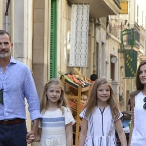 Le roi Felipe VI et la reine Letizia d'Espagne, en balade avec leurs filles Leonor et Sofia, ont visité à Soller le musée d'art moderne Can Prunera, le 6 août 2017 à Majorque.