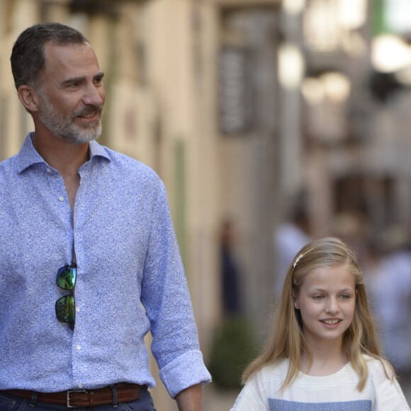 Le roi Felipe VI et la reine Letizia d'Espagne, en balade avec leurs filles Leonor et Sofia, ont visité à Soller le musée d'art moderne Can Prunera, le 6 août 2017 à Majorque.