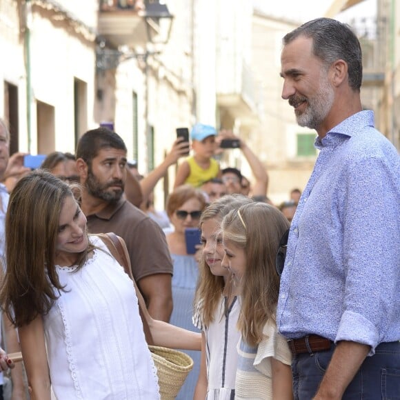 Le roi Felipe VI et la reine Letizia d'Espagne, en balade avec leurs filles Leonor et Sofia, ont visité à Soller le musée d'art moderne Can Prunera, le 6 août 2017 à Majorque.