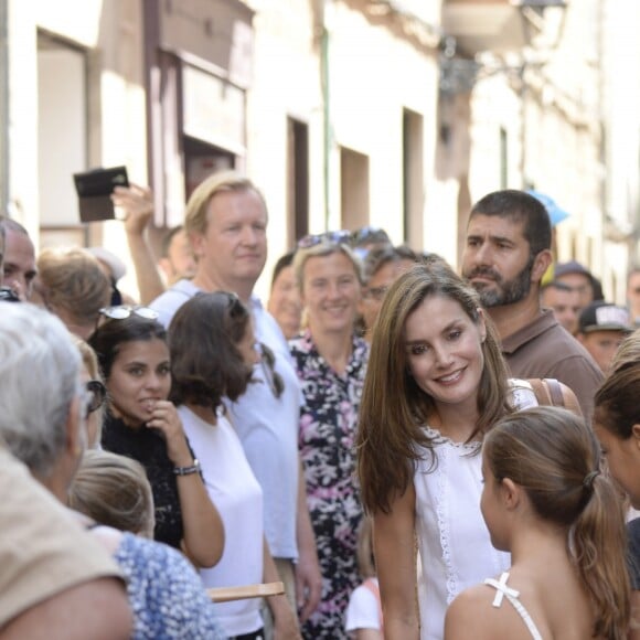 Le roi Felipe VI et la reine Letizia d'Espagne, en balade avec leurs filles Leonor et Sofia, ont visité à Soller le musée d'art moderne Can Prunera, le 6 août 2017 à Majorque.