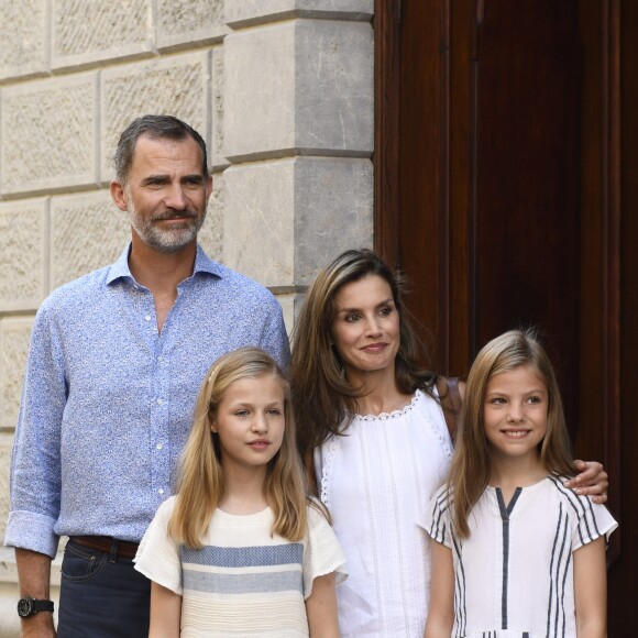 Le roi Felipe VI et la reine Letizia d'Espagne, en balade avec leurs filles Leonor et Sofia, ont visité à Soller le musée d'art moderne Can Prunera, le 6 août 2017 à Majorque.