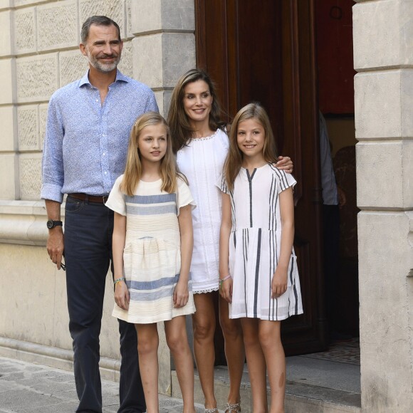 Le roi Felipe VI et la reine Letizia d'Espagne, en balade avec leurs filles Leonor et Sofia, ont visité à Soller le musée d'art moderne Can Prunera, le 6 août 2017 à Majorque.