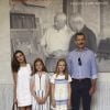 Le roi Felipe VI et la reine Letizia d'Espagne se sont promenés avec leurs filles Leonor et Sofia à Soller (Majorque) le 6 août 2017 et ont découvert une exposition consacrée à Picasso et Miro au musée d'art moderne Can Prunera.