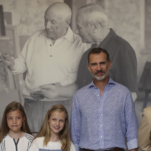 Le roi Felipe VI et la reine Letizia d'Espagne se sont promenés avec leurs filles Leonor et Sofia à Soller (Majorque) le 6 août 2017 et ont découvert une exposition consacrée à Picasso et Miro au musée d'art moderne Can Prunera.