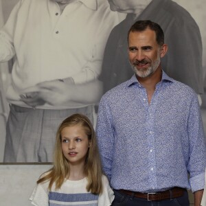 Le roi Felipe VI et la reine Letizia d'Espagne se sont promenés avec leurs filles Leonor et Sofia à Soller (Majorque) le 6 août 2017 et ont découvert une exposition consacrée à Picasso et Miro au musée d'art moderne Can Prunera.