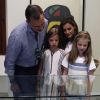Le roi Felipe VI et la reine Letizia d'Espagne avec leurs filles Leonor et Sofia à Soller (Majorque) le 6 août 2017, découvrant une exposition consacrée à Picasso et Miro au musée d'art moderne Can Prunera.