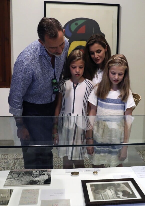 Le roi Felipe VI et la reine Letizia d'Espagne avec leurs filles Leonor et Sofia à Soller (Majorque) le 6 août 2017, découvrant une exposition consacrée à Picasso et Miro au musée d'art moderne Can Prunera.