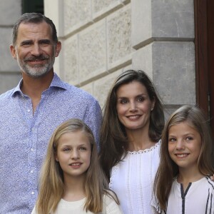 Le roi Felipe VI et la reine Letizia d'Espagne se sont promenés avec leurs filles Leonor et Sofia à Soller (Majorque) le 6 août 2017 et ont découvert une exposition consacrée à Picasso et Miro au musée d'art moderne Can Prunera.