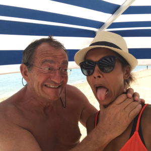 Jean-Pierre Pernaut et Karine Le Marchand complices le 8 août 2017 à la plage.