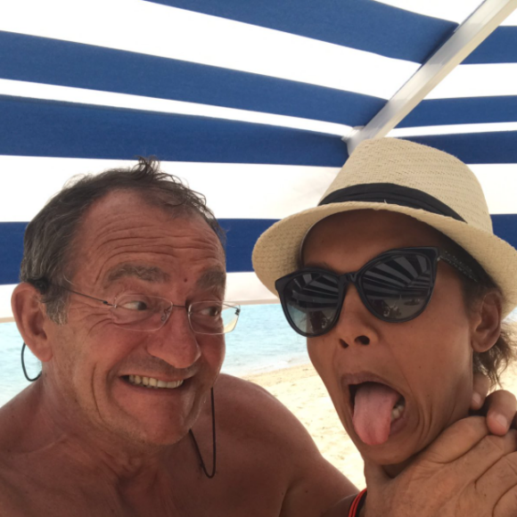Jean-Pierre Pernaut et Karine Le Marchand complices le 8 août 2017 à la plage.