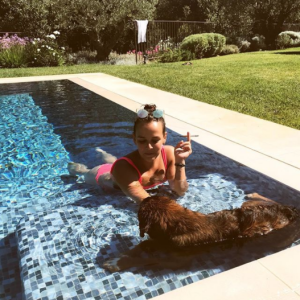 Pauline Ducruet se relaxe avec sa chienne Mala à Monaco, photo Instagram du 6 août 2017.