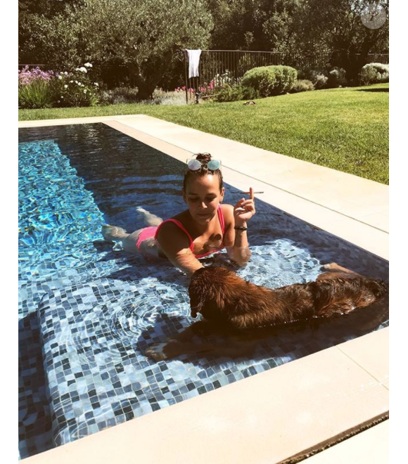 Pauline Ducruet se relaxe avec sa chienne Mala à Monaco, photo Instagram du 6 août 2017.