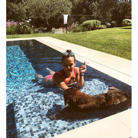 Pauline Ducruet se relaxe avec sa chienne Mala à Monaco, photo Instagram du 6 août 2017.