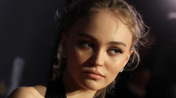 Lily-Rose Depp : Loin de sa mère amoureuse, elle boude en bikini et cowgirl sexy