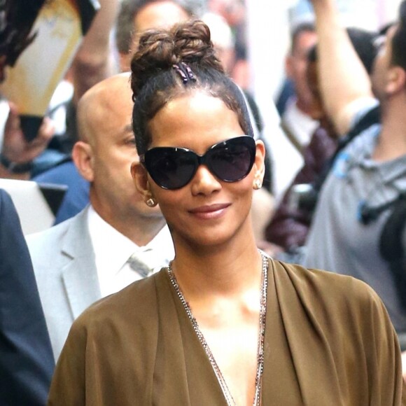 Halle Berry, toute souriante, va participer à l'émission ''Good Morning America'' à New York, le 3 août 2017.