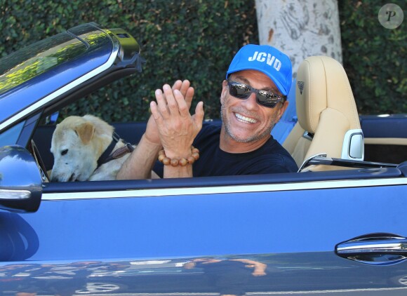 Jean-Claude Van Damme au volant de sa Bentley avec son chien à Beverly Hills le 17 septembre 2015.