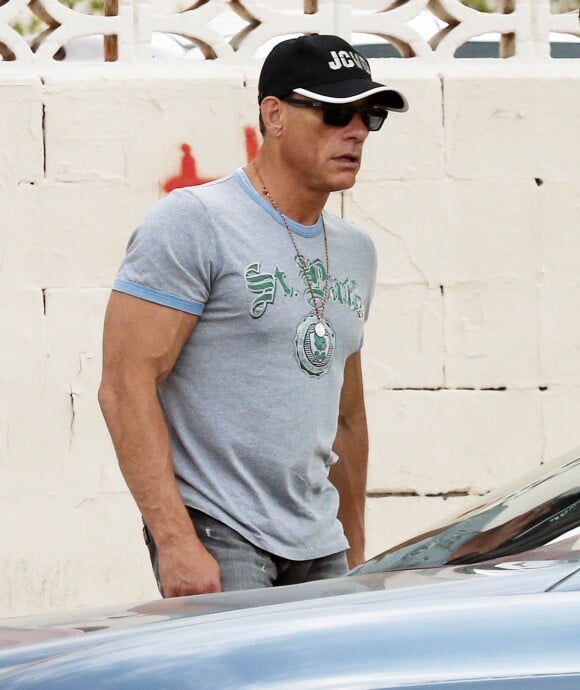 Exclusif - Jean-Claude Van Damme change de t-shirt à l'arrière de sa voiture à Hollywood, le 26 mai 2015