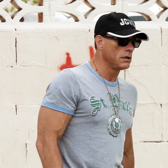 Exclusif - Jean-Claude Van Damme change de t-shirt à l'arrière de sa voiture à Hollywood, le 26 mai 2015