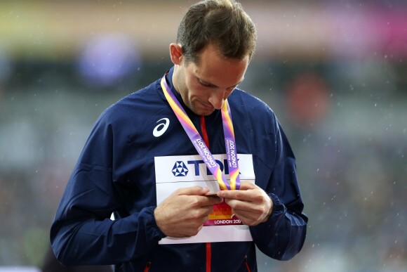 Renaud Lavillenie remporte la médaille de bronze de saut à la perche aux championnats du monde d'athlétisme de Londres. Le 9 août 2017.