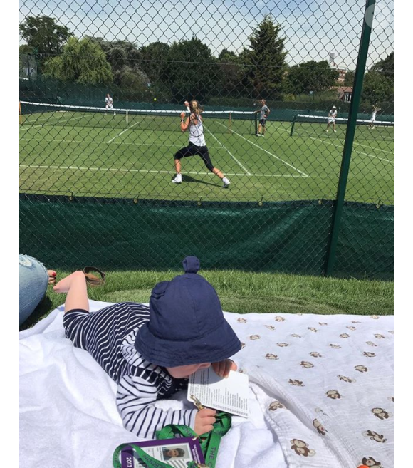 Victoria Azarenka s'entraînant pour Wimbledon et son fils Leo, né en décembre 2016, trouvant à s'occuper. Photo Instagram du 26 juin 2017.