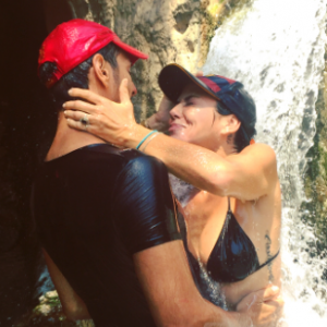 Tomer Sisley et Sandra Zeitoun, amoureux sous une chute d'eau, le 12 août 2017 en Israël.