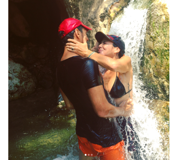 Tomer Sisley et Sandra Zeitoun, amoureux sous une chute d'eau, le 12 août 2017 en Israël.