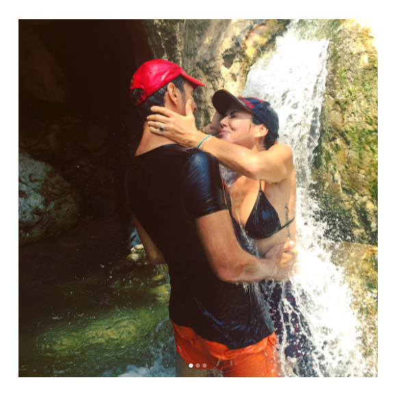 Tomer Sisley et Sandra Zeitoun, amoureux sous une chute d'eau, le 12 août 2017 en Israël.
